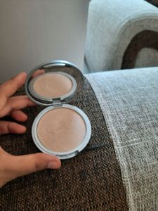 THE BALM MARY LOU MANIZER HIGHLIGHTER( CHAMPHGNE GOLDSHADE)