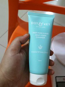 Dot &amp; Key Face Wash