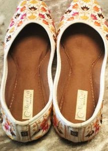 Floral Embroidered Juttis