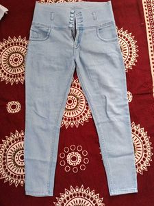 High-Waisted Light Wash Jeans ankle lenth