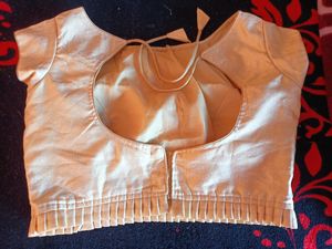 saree with golden blouse