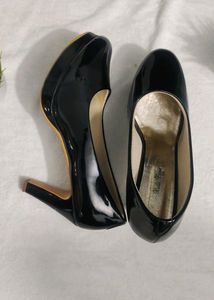 🖤 Black High Belly Heels 🖤