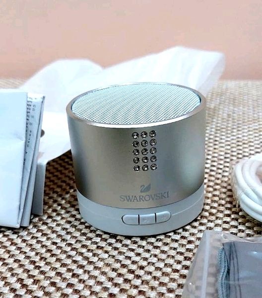 SWAROVSKI × シェラトン Bluetoothスピーカー SWAROVSKI】超美品☆スワロフスキーキラキラBluetoothスピーカー
