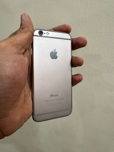 Apple iPhone 6s シルバー iPhone 6(アイフォン6)のスペース