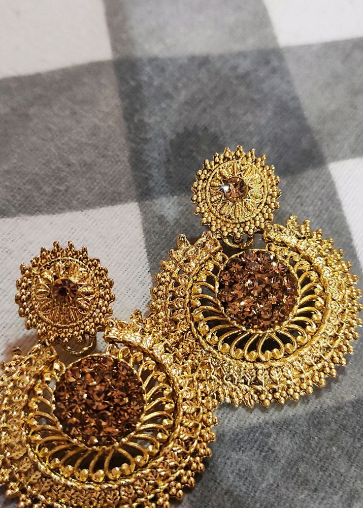 Beautiful Golden Earrings Piece 😍