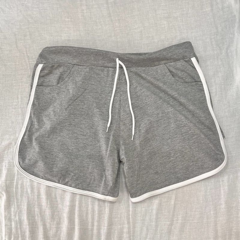 grey shorts
