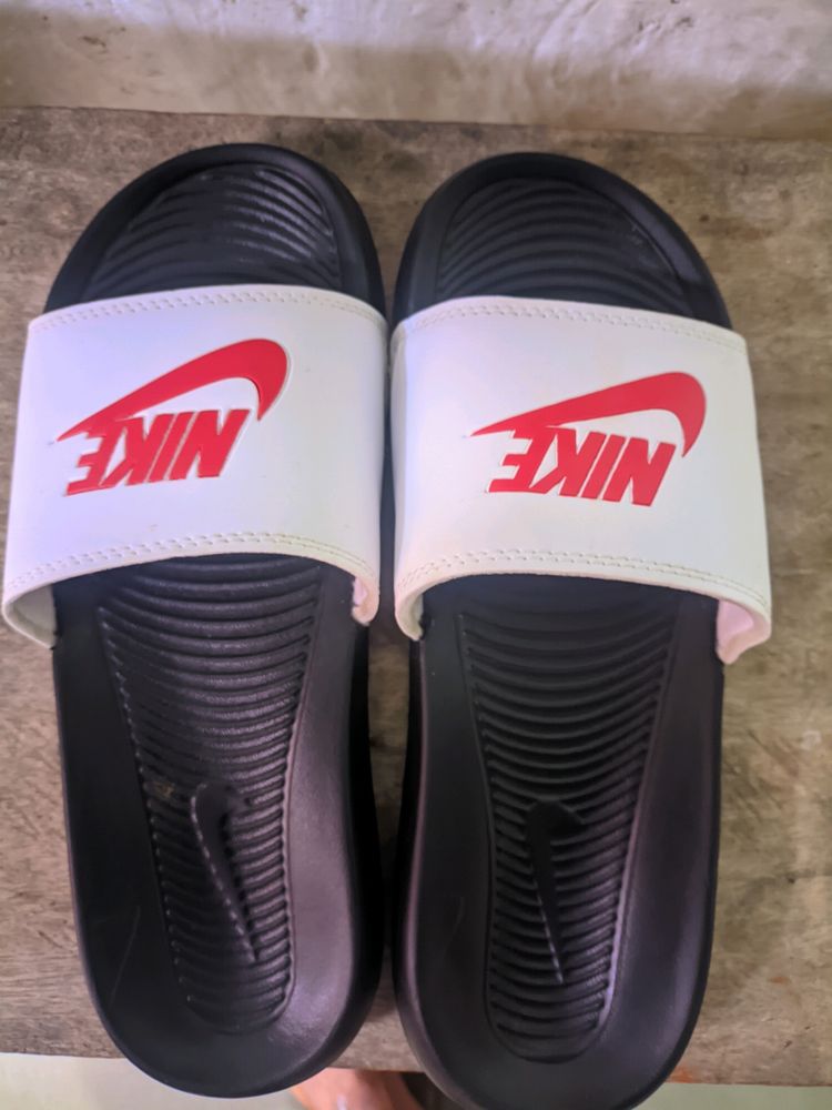 Nike Slipper( SIZE 8)