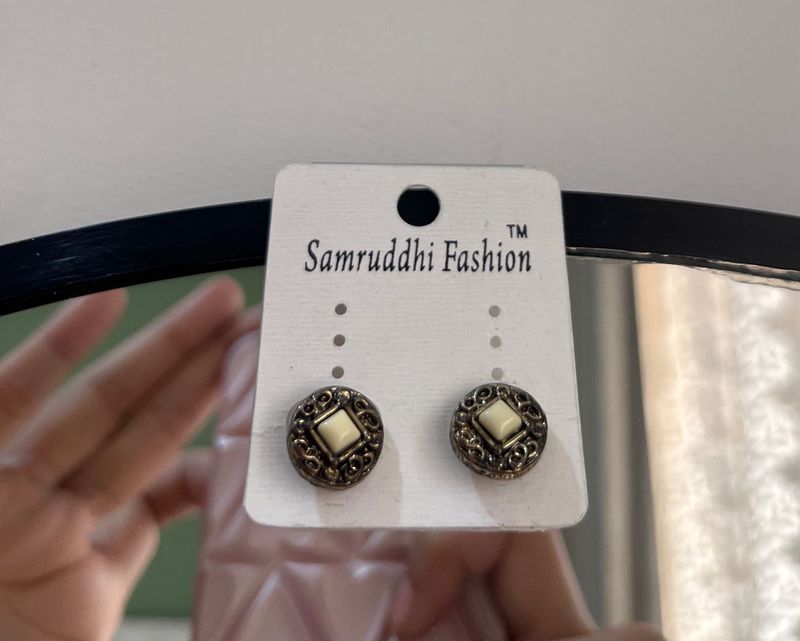 Silverstone Studs
