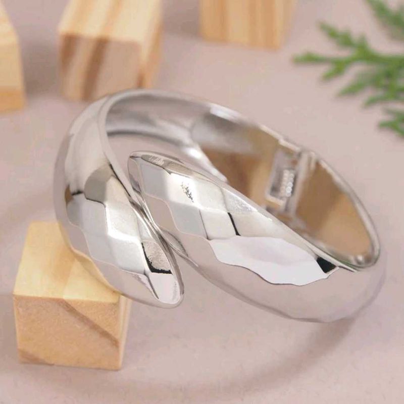 Trending Snake Bracelet Anti Tarnish.