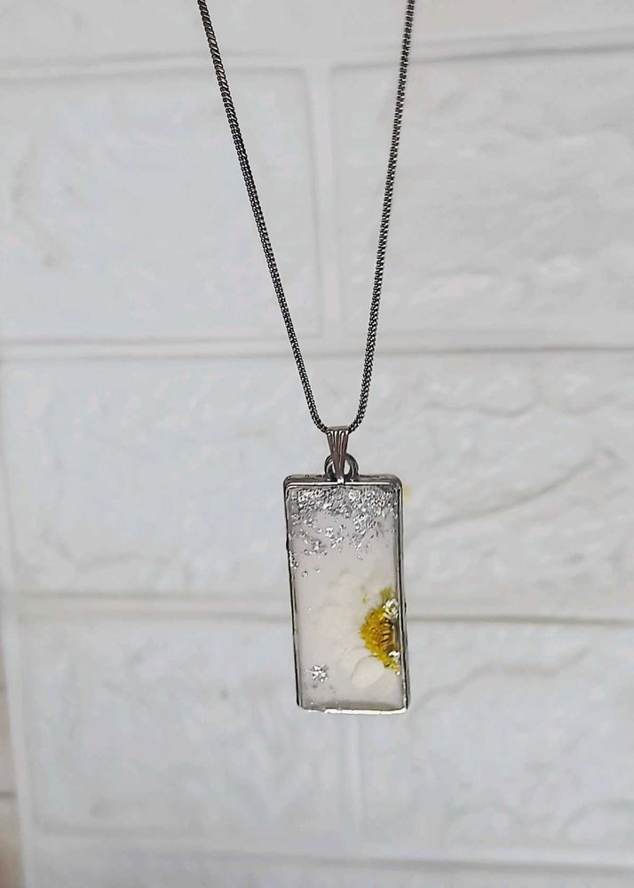 Daisy Resin Pendant Necklace