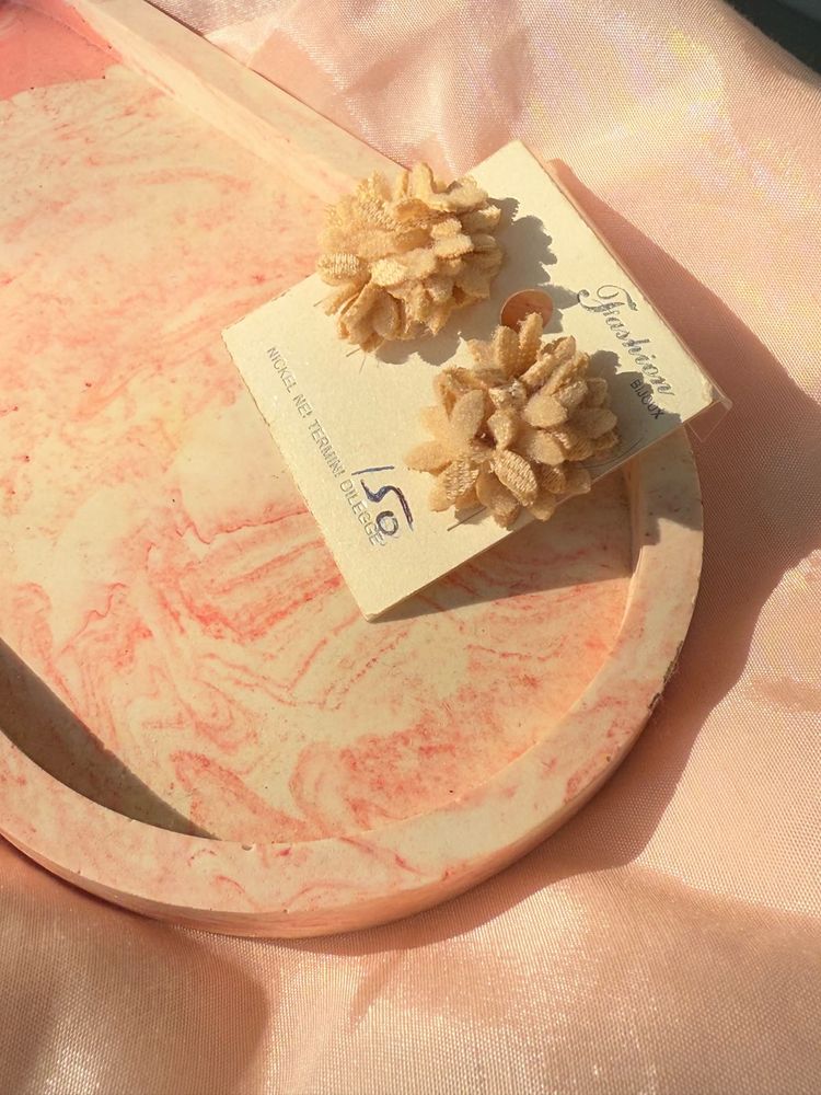 Beige flower earrings