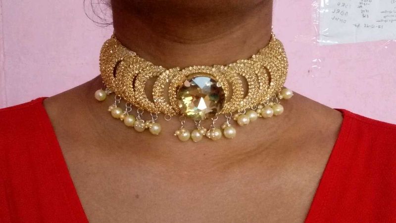 Necklace set with earrings and mangtikka