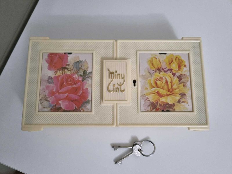 Vintage Floral Jewelry Box with mirror
