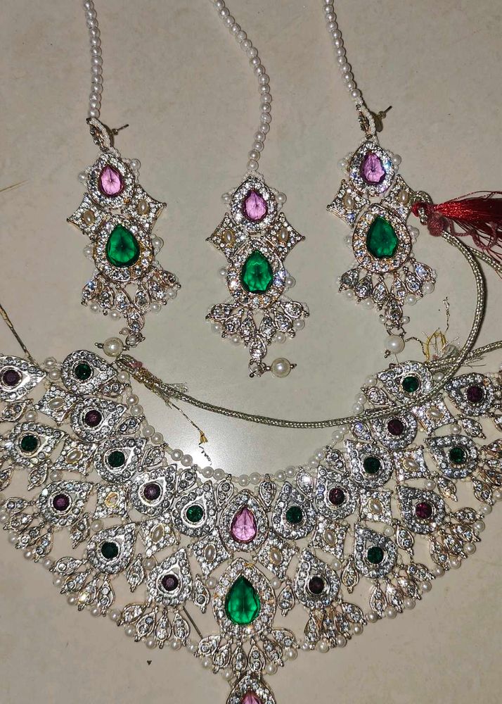 Isko Party Aur Wedding Wear Kar Sakte Hain