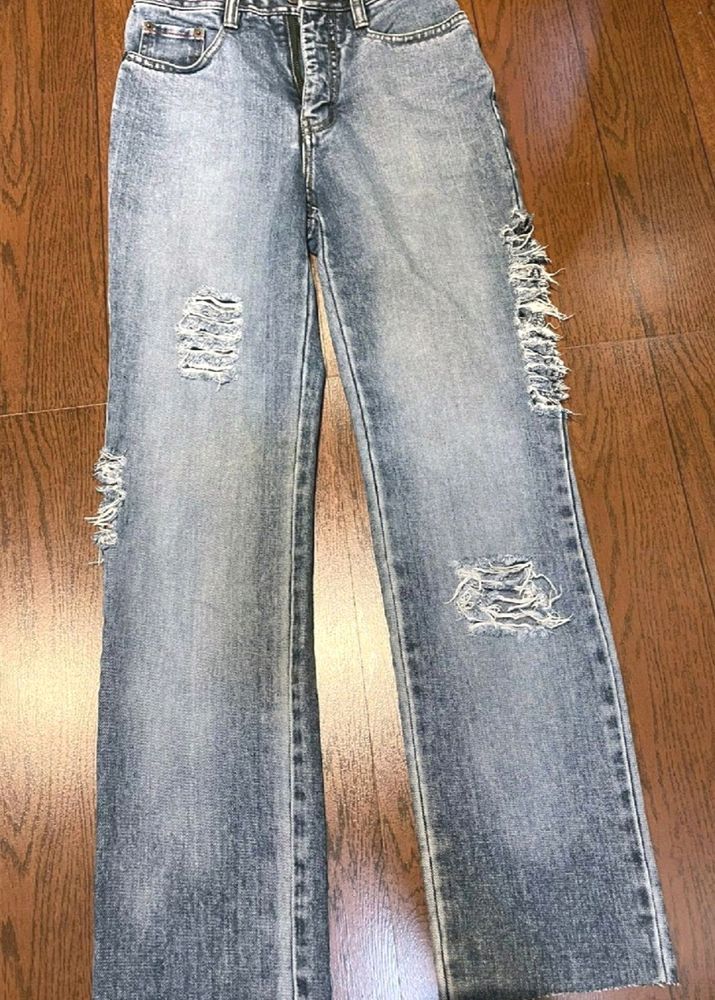 RIPPED JEANS FOR WOMEN
