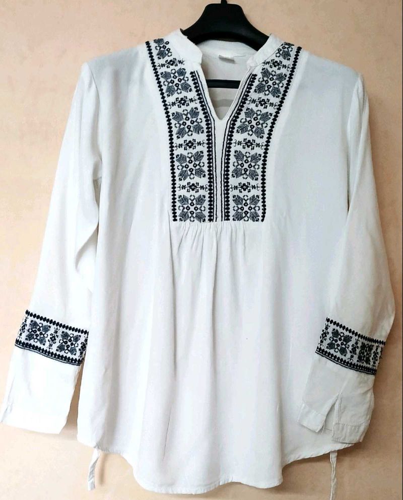 🖤🤍Embroidered Peasant Top