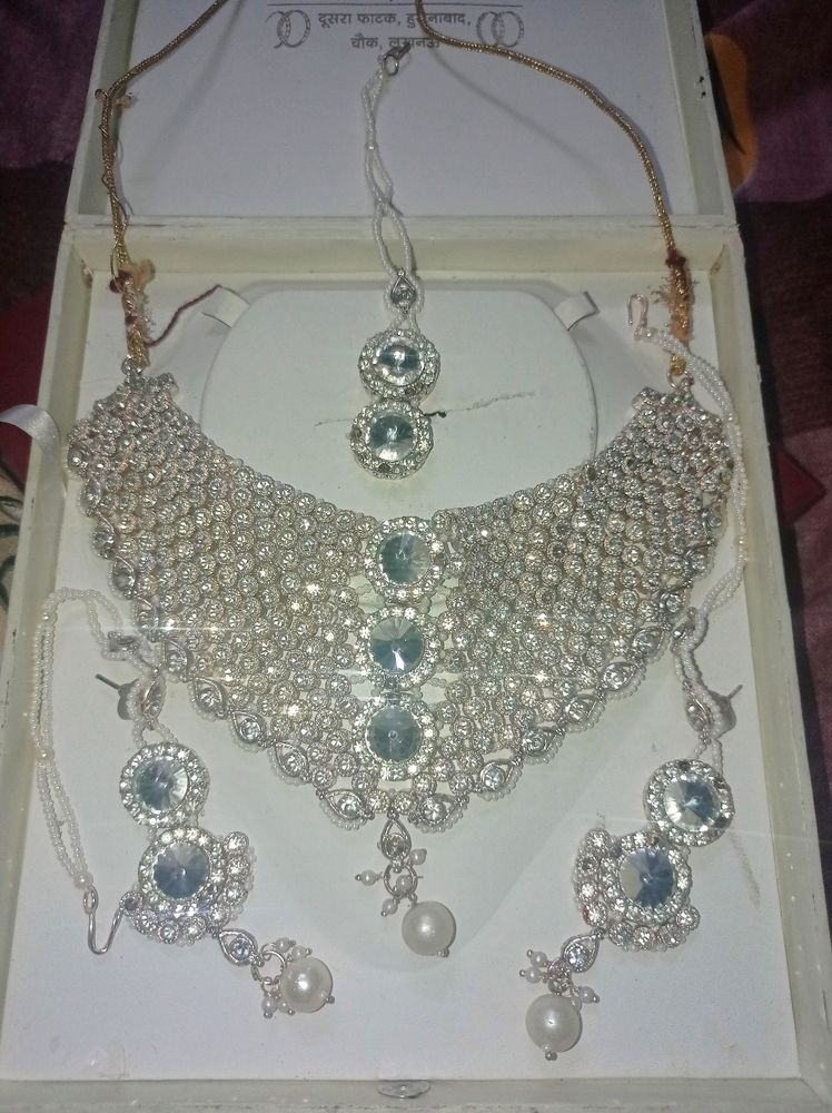 White stone pearl set