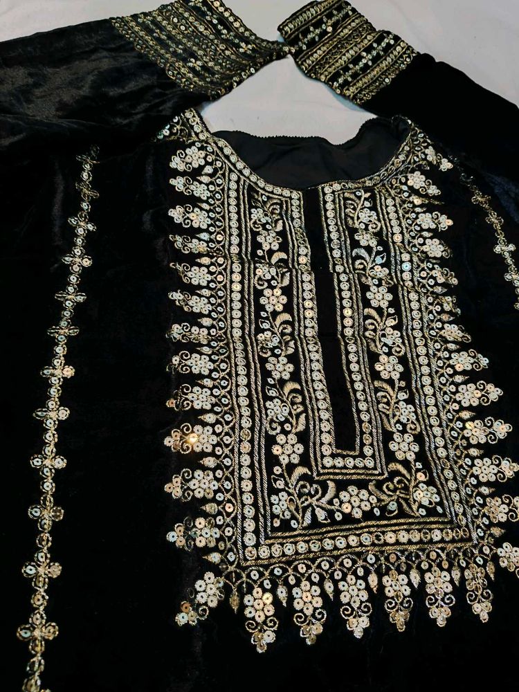 Elegant Velvet Pakistani Kurta Set New