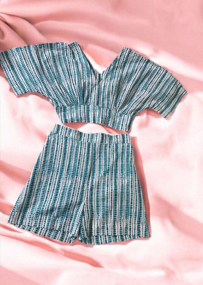 V-neck Top And Comfy Shorts Featuring Pockets