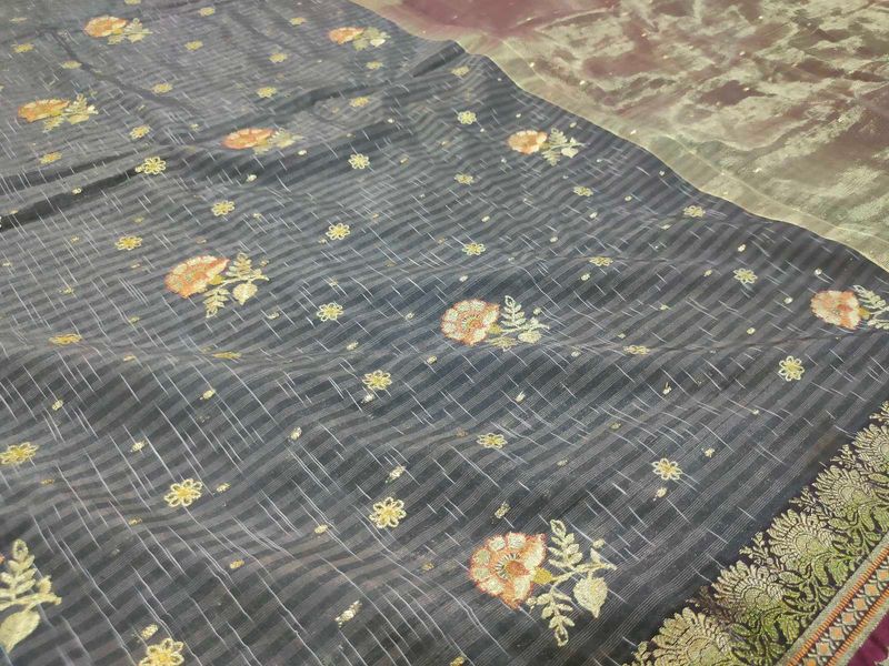 Elegant Striped Saree🔳