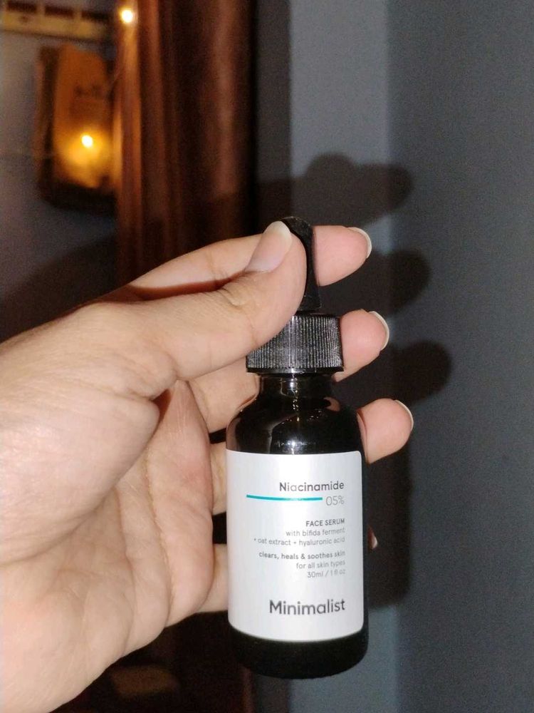 Minimalist 5% Niancnamide Serum.