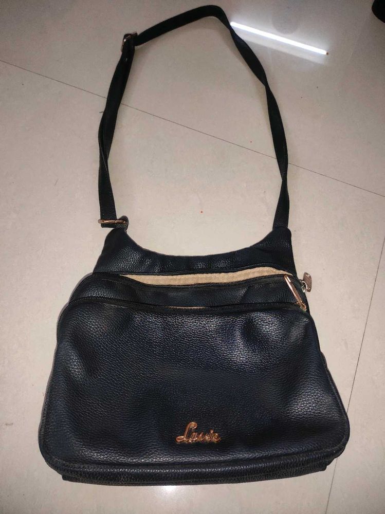 Sling Bag With Multiple Compartment
