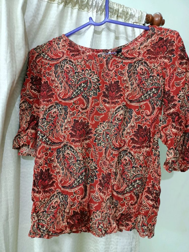 Bell sleeve   top model