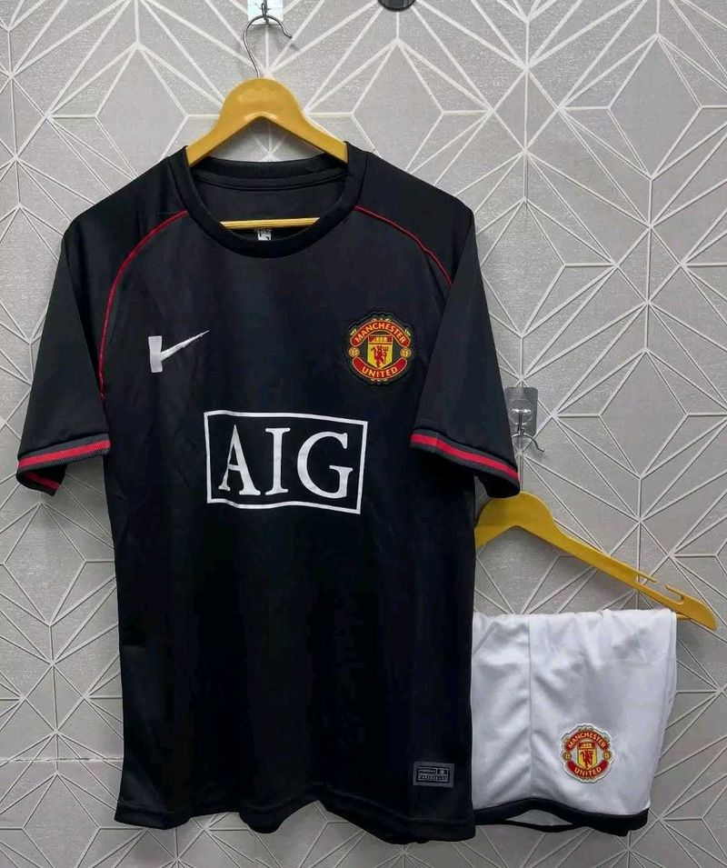 Man United Jersey &amp; Shorts