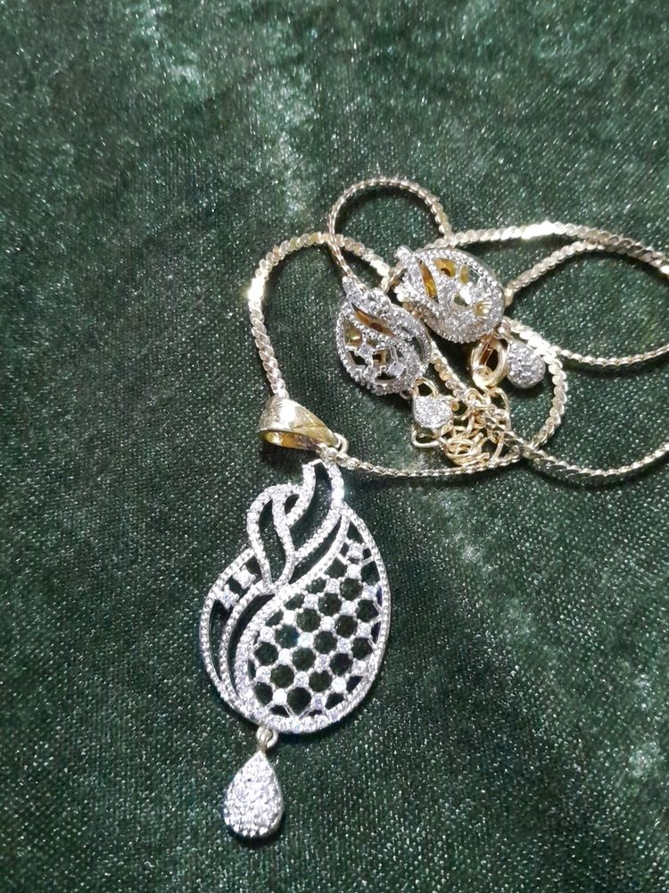 Very New Pendent And Stud Set
