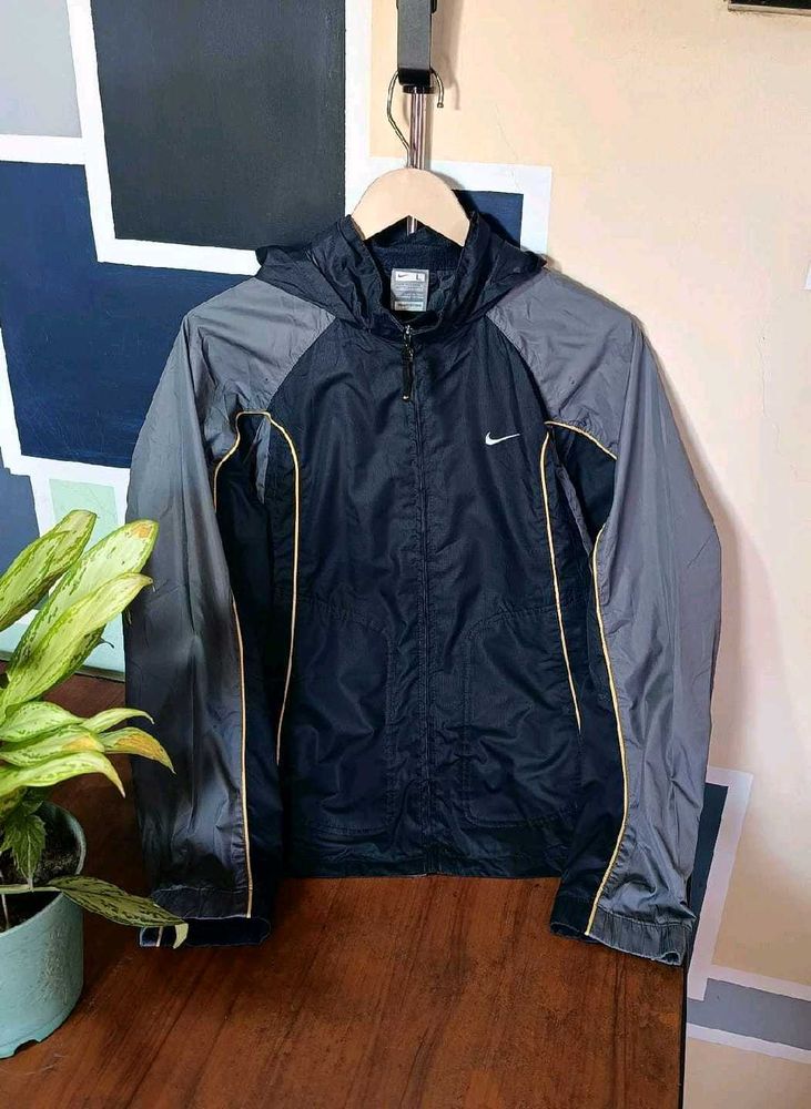 Nike Windbreaker Jacket - Stylish &amp; Light