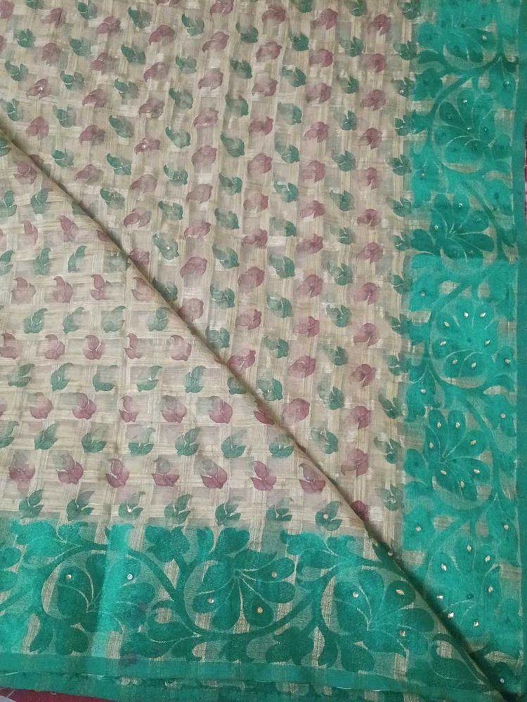 Elegant Floral Patterned Saree