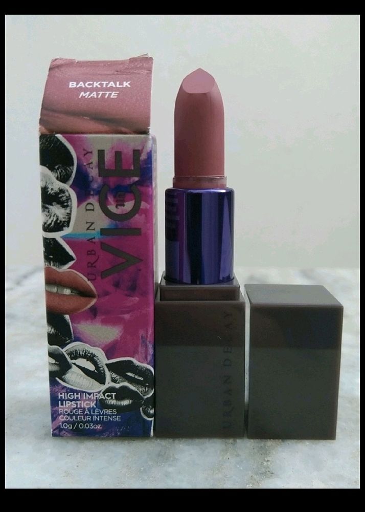 2 Lipstick 1 Compact