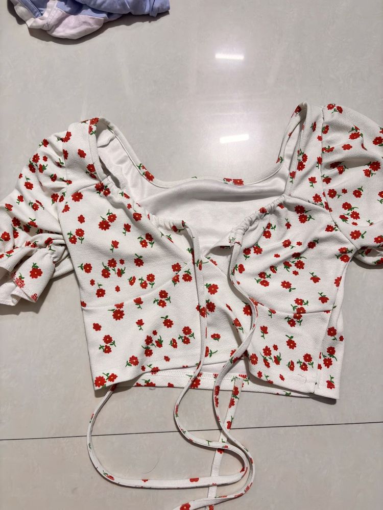 ❀˚˖🌸🌷✧ 🦢⋆˖°Floral Crop Top