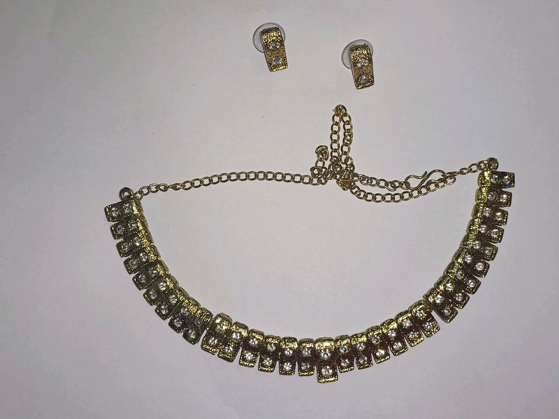 golden necklace with earrings