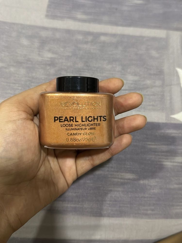 Makeup Revolution Pearl Lights Highlighter