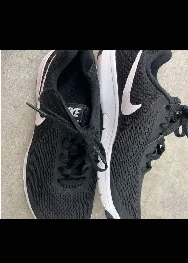 Nike og sports shoes
