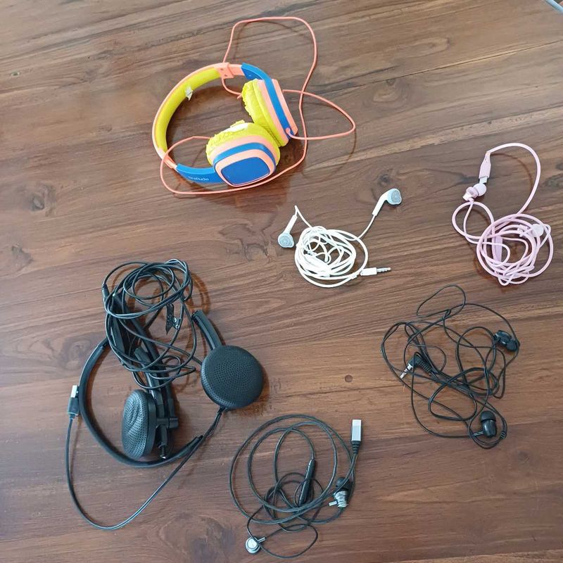 Set Of 6 Earphones/ Headphones (Used And Damaged)