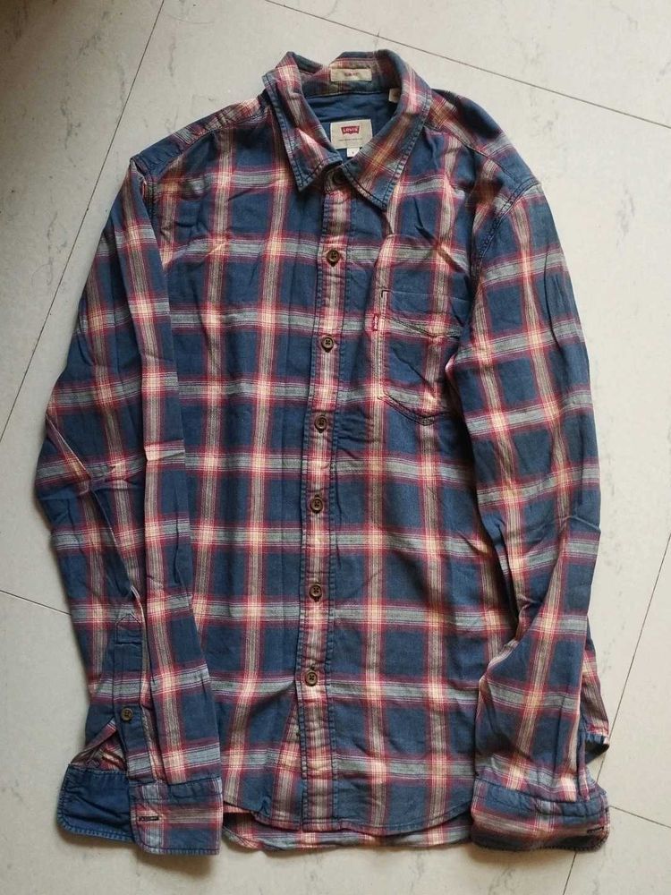 Levi&#39;s Plaid Button-Down Shirt