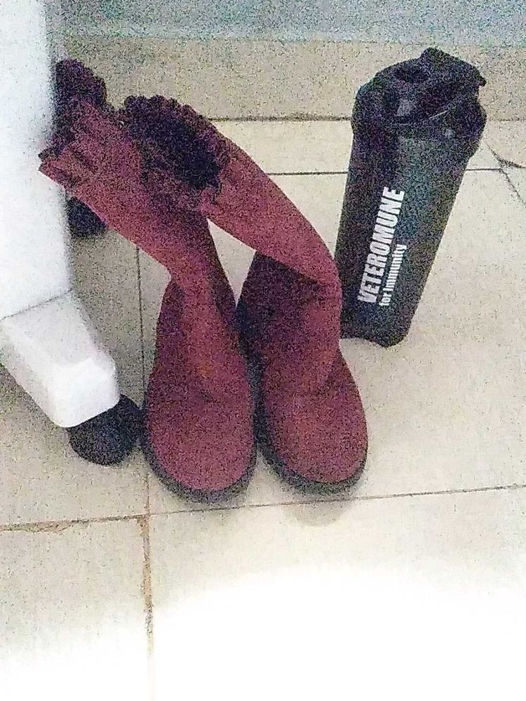 Kids Solid Snow Boots In Velvet Maroon.