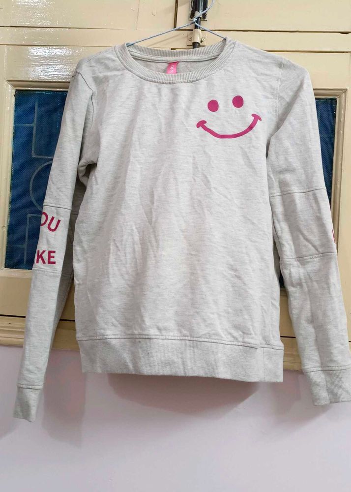 Cute Smiley Sweatshirt🩶🤍