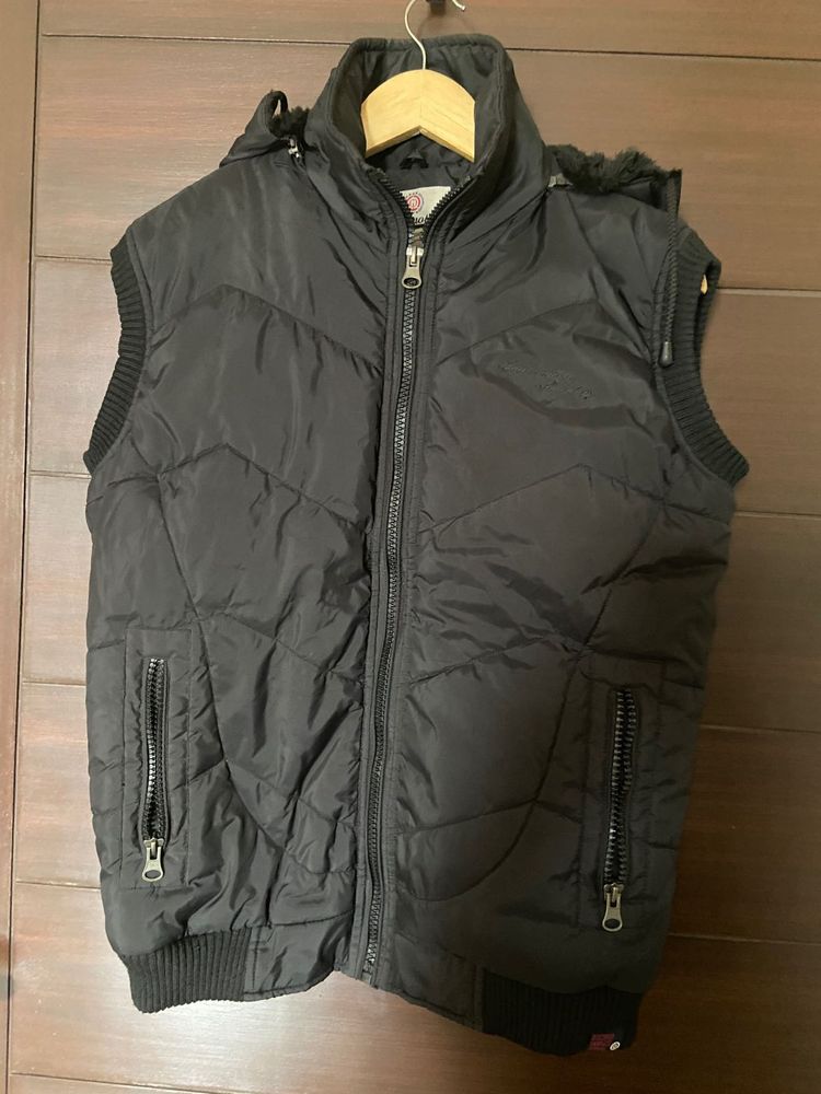 Men’s Sleeveless Puffer jacket (M)