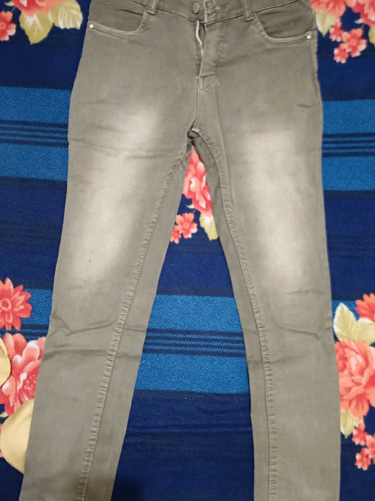 Grey jeans 👖 with a good fit and comfort 🥰