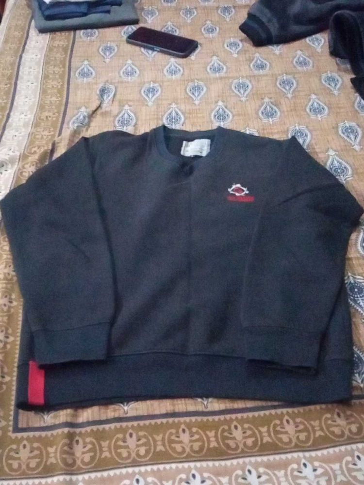 Stylish Black Sweatshirt