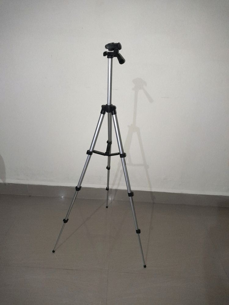Tripod (Black, Supports Up to 3000 g)