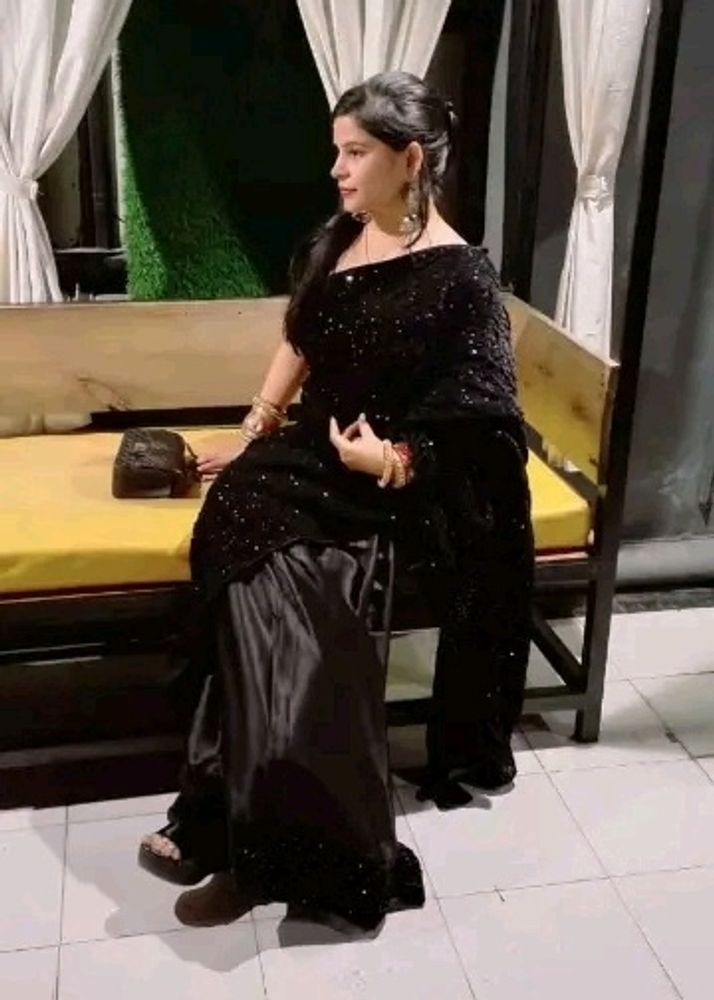 🔥New Trending Secqunce Wark Black Sarre 💕