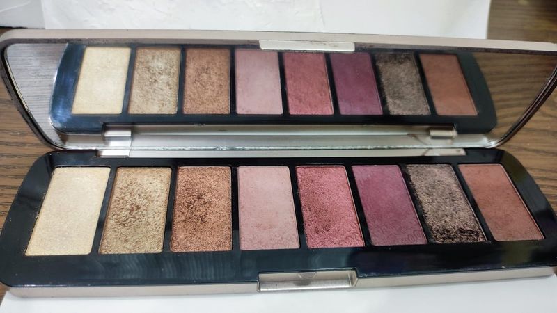 Limited Edition  Revolution Palette + Free Gift 🎁