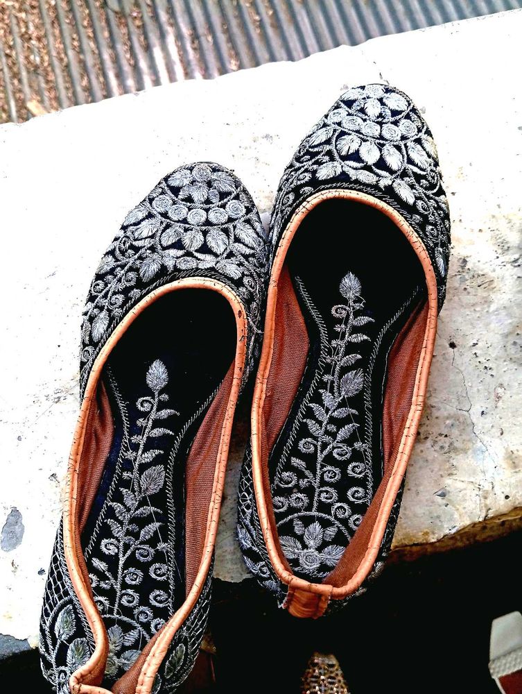 BLACK EMBROIDERY JUTTI/BELLIES