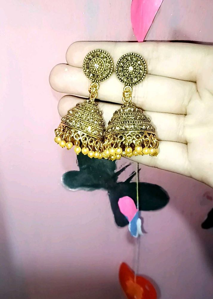 women girl earing jhumka