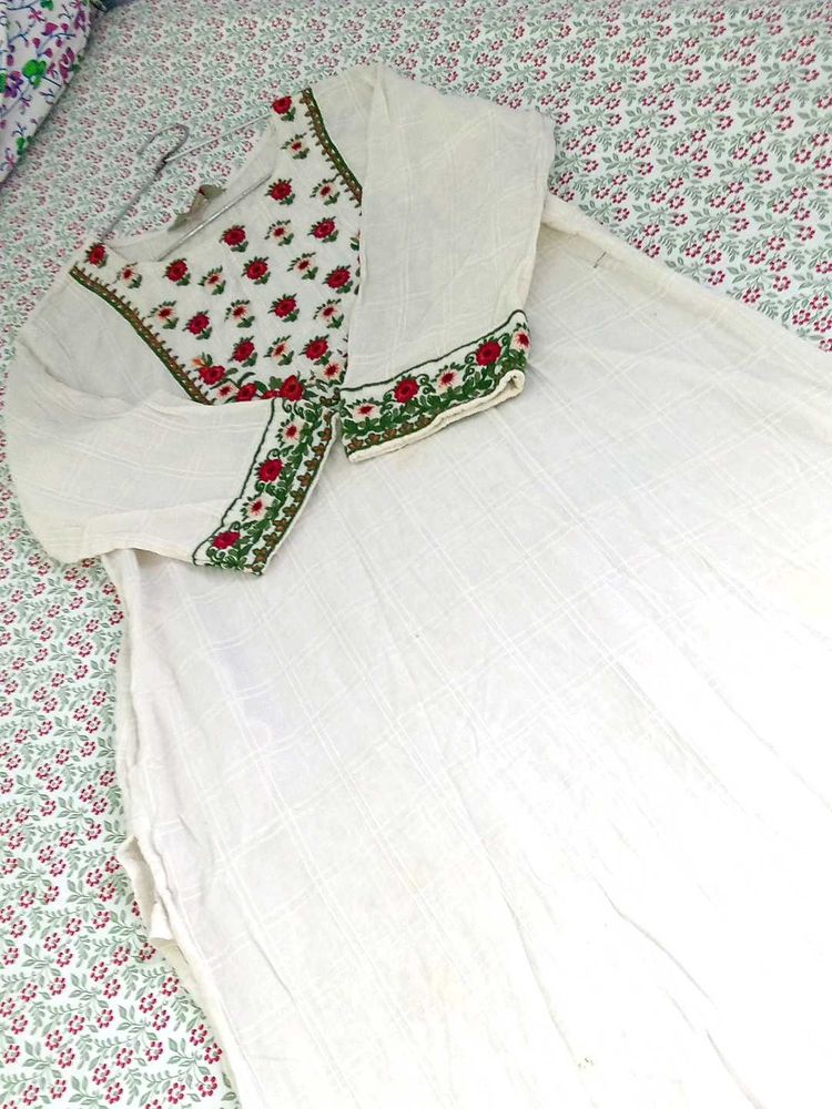 🌸 White Embroidered Kurti 🌸