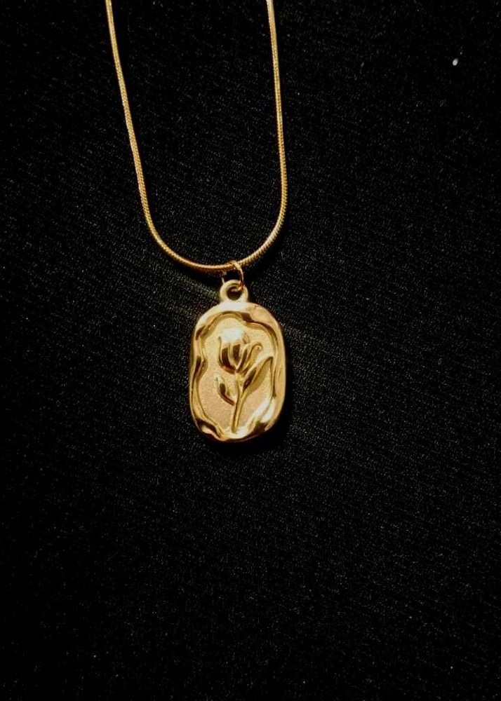 Gold Tone Floral Pendant Necklace